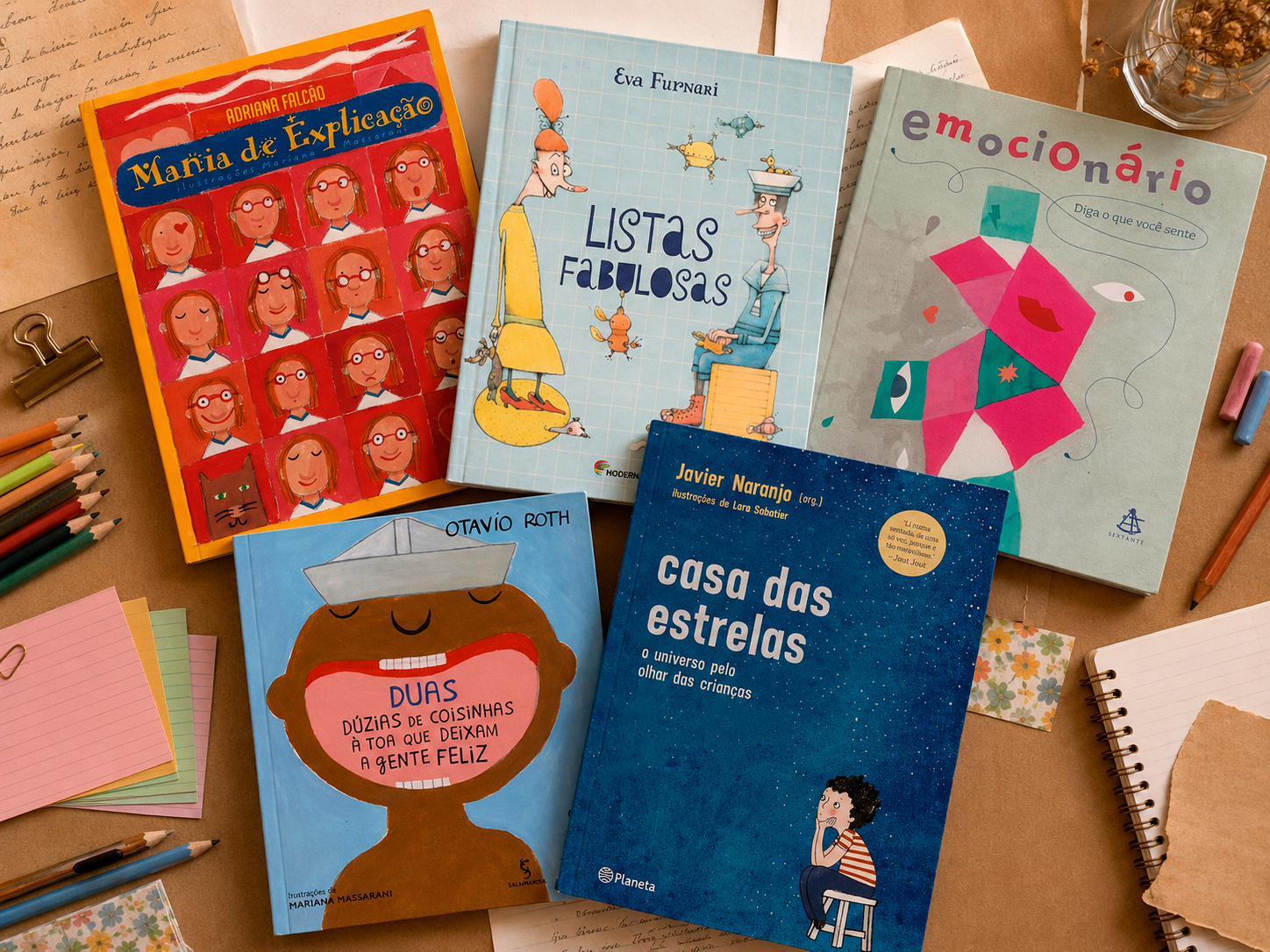 Imagem conceitual com cinco livros infantis organizados sobre uma mesa com lápis e papéis.